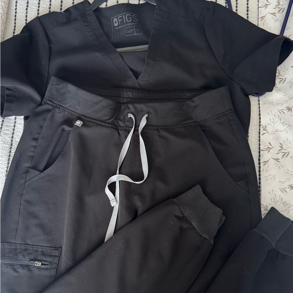 FIGS Women's Black Scrub set